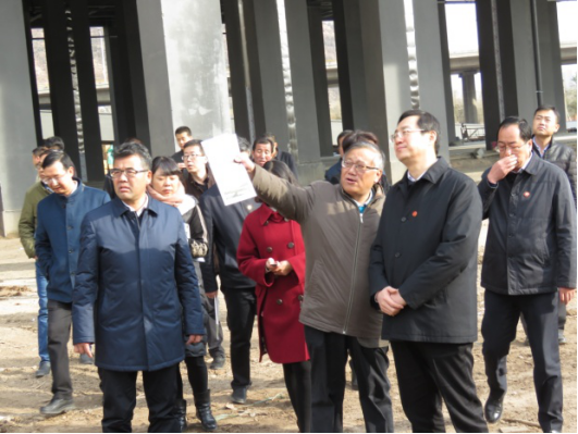 省委常委、西宁市委书记王晓在青海tyc5997太阳集团首页总公司党委书记、总经理王玉辉陪同下，深入青海物产朝阳物流园区。